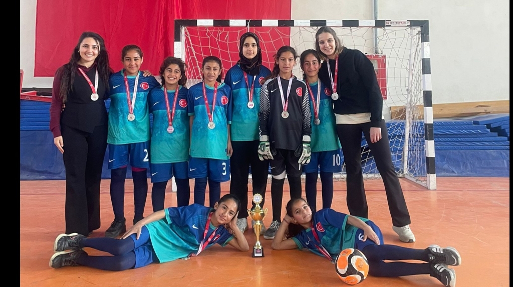 Kız Futsal Yarışmasında 2. Olan Öğrencilerimizi Tebrik Ediyoruz.
